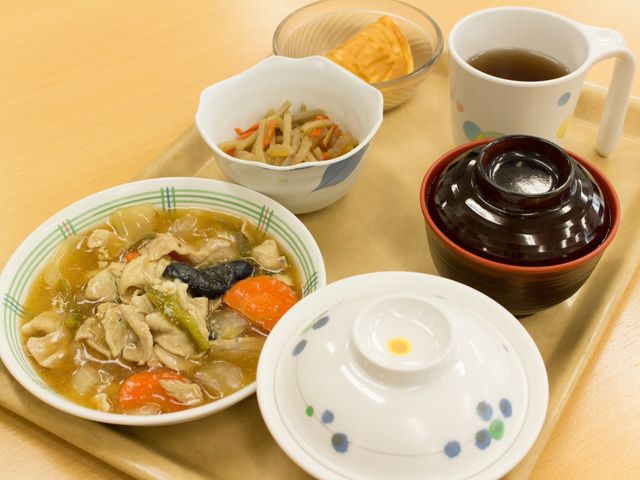 栄養バランスの食事セット 食事 栄養面に配慮した美味しそうな食事が並んでおり、毎日の健康サポートが期待できそうです。
