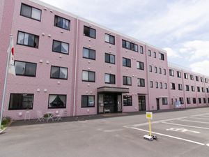 ピンクの壁の建物外観