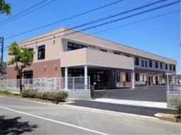 明るい外観の建物