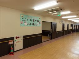 広い廊下と掲示物