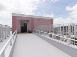 屋上の開放的な空間