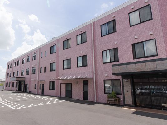 ピンクの壁の建物外観