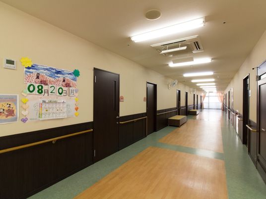 廊下に掲示物とベンチ