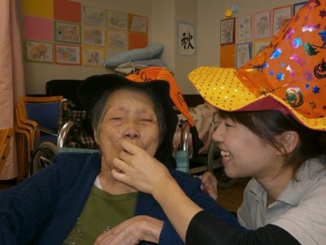 楽しいひとときの様子 ハロウィン 笑顔あふれる交流の場があり、お互いのコミュニケーションを大切にしています。スタッフは明るく積極的に支援を行っております。