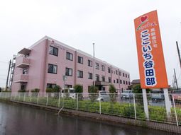 ピンクの建物と看板