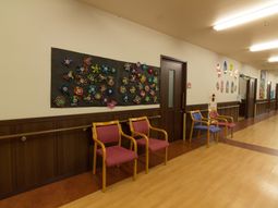 廊下に色とりどりの装飾