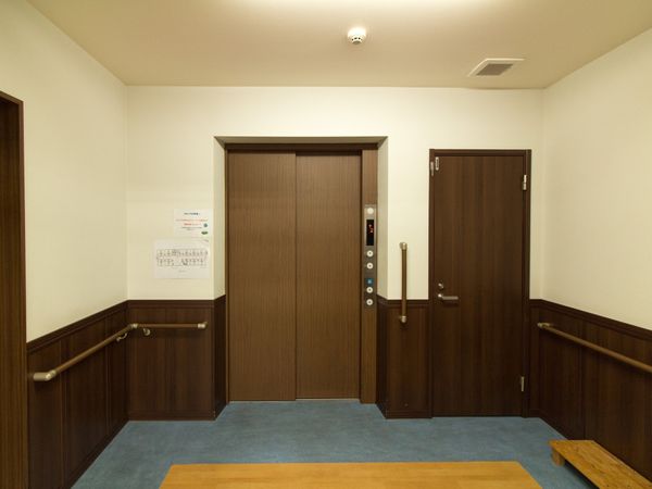 手すり付きエレベーターホール