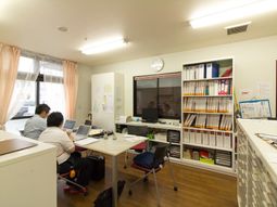 スタッフが業務に励む姿