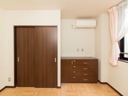 清潔な居室のドアと家具
