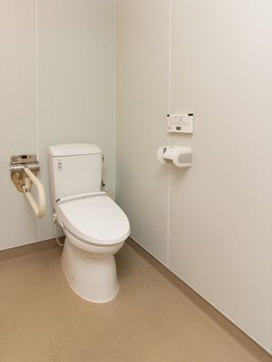 バリアフリー設計のトイレ