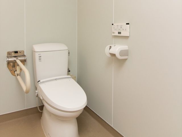 バリアフリー設計のトイレ トイレ 安全手すり付きの明るいトイレです。快適にご使用いただけるよう細やかな配慮がされています。