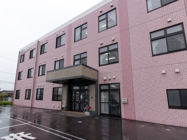 ピンク色の建物の外観