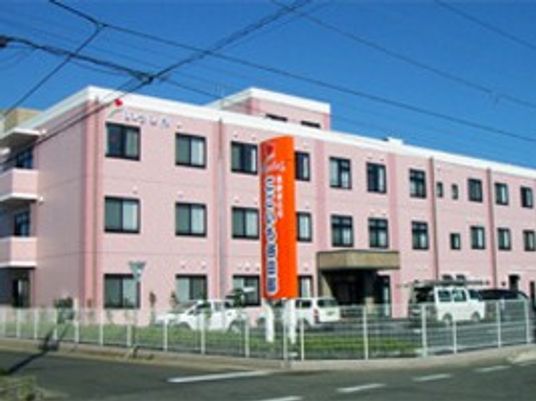 3階建ての外観  