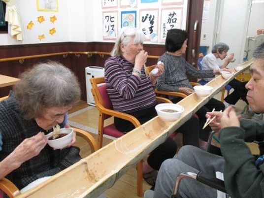 食事をする人々の食堂