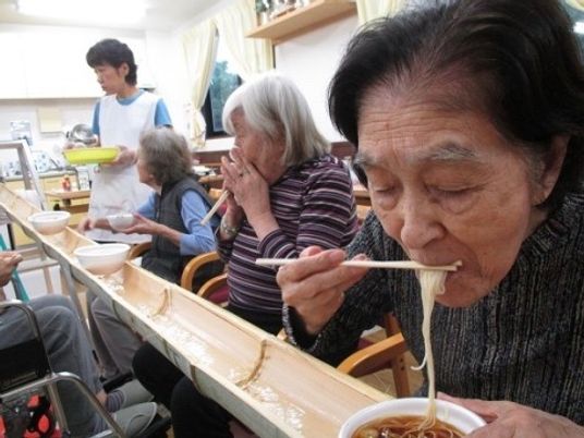 食事を楽しむ利用者様