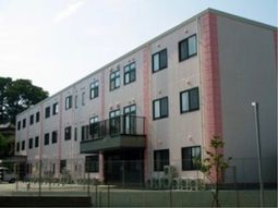 明るい外観の建物