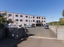 広々とした施設の外観