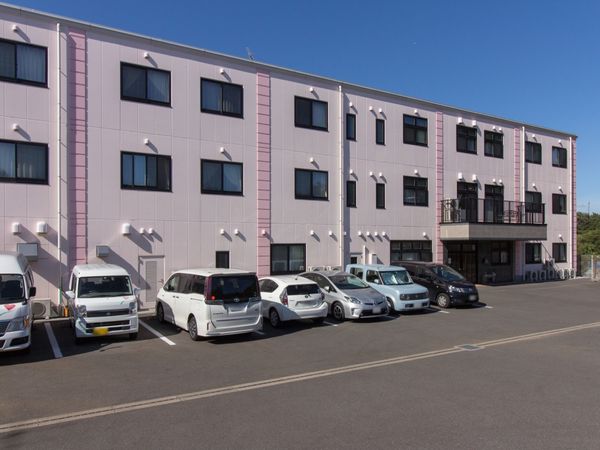 ピンクの建物の外観