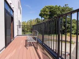 晴天下の明るいテラス