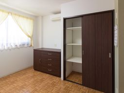 居室の窓と家具