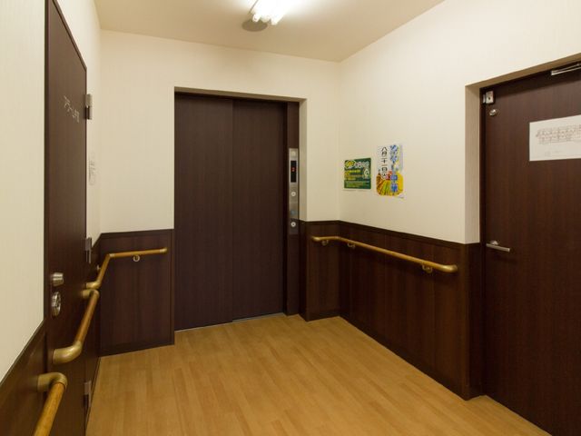 廊下の手摺りとエレベーター