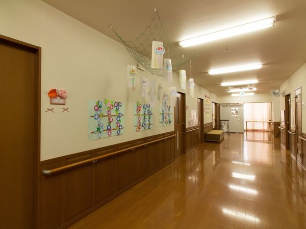 廊下に飾りつけ