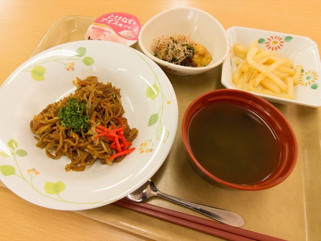 彩り豊かな盛り付け食事 食事 バランスの取れた栄養満点のお食事が提供されており、日々の健康をサポートします。見た目にも鮮やかな盛り付けで食欲をそそります。