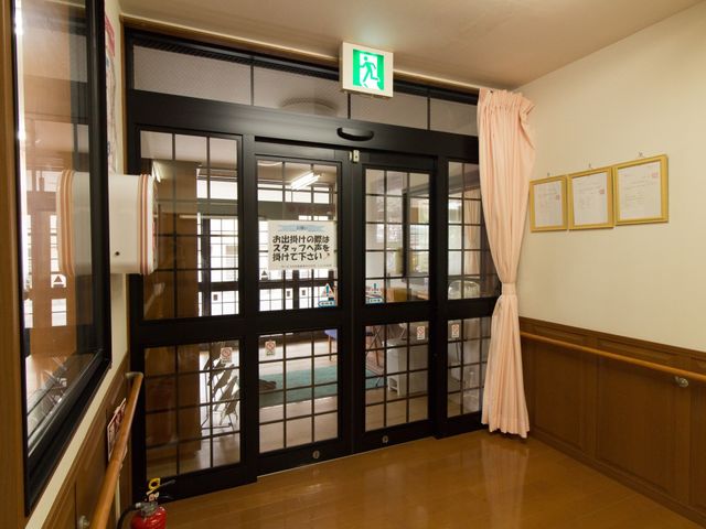 玄関の自動ドア 玄関 ガラス張りのエントランスは自動ドアが設置され、明るく開放的な雰囲気を醸し出しています。入退場もスムーズで、快適な始まりが期待できます。