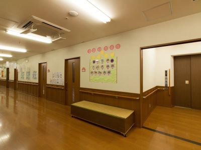 明るい廊下と掲示物