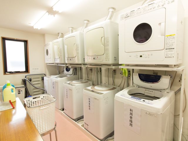 整然と並んだ洗濯機 ランドリー 清潔感のあるランドリースペースです。日々のお洗濯に必要な設備が整っており、快適にご利用いただけます。