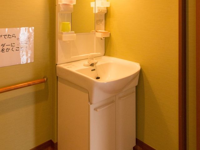 洗面所の明るい空間 洗面台 手すり付きで安全を配慮した洗面台です。使いやすさを考慮した設計になっており、快適にご利用いただけます。