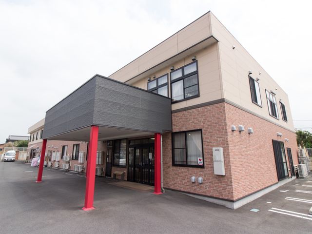 明るく広々としたエントランス 外観 落ち着いた色合いの建物のエントランスは、スタッフや訪れる方々を温かく迎え入れます。