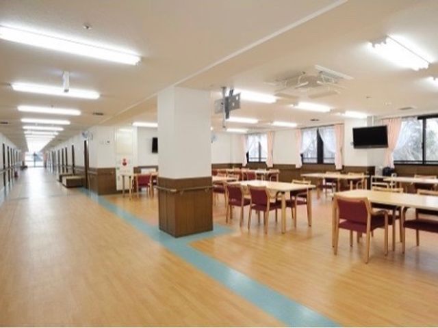 広々とした食堂 共有スペース 広々とした食堂は、柔らかな光が差し込み、訪れる人に和やかな時間を提供しています。清潔感のあふれるこの空間は、働き甲斐も実感できるでしょう。