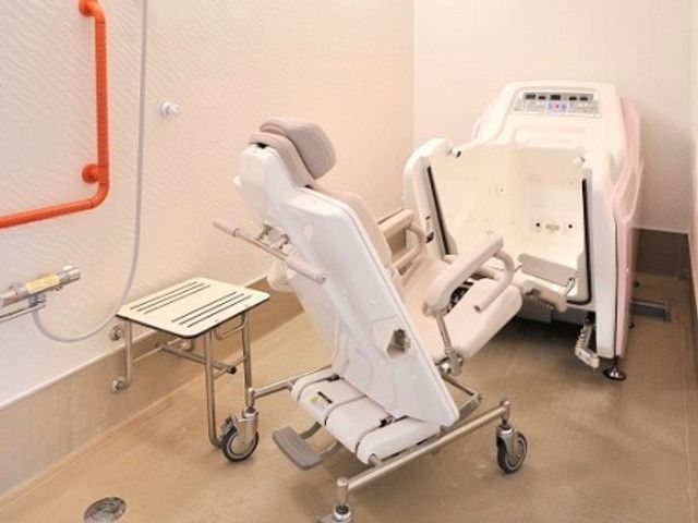 バリアフリー対応浴室設備 介護浴室 新しい機器を備えた清潔な浴室です。利用者の安全と快適さを考えた設計で、安心して日々の生活を支援します。