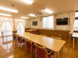 明るい共有ダイニングルーム