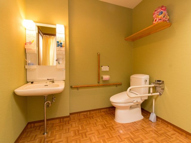 バリアフリートイレの様子 水廻り 使いやすい工夫がされたトイレです。手すりや広々としたスペースが配置され、安全に配慮されています。