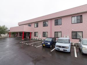 ピンクの壁の建物外観