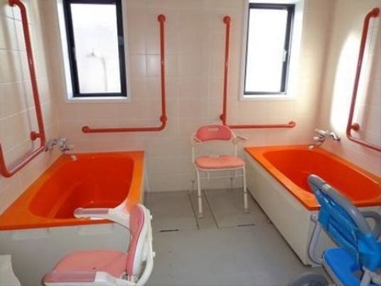 「ここいち「水戸」」の浴室。浴槽の床に、滑り止めのマットを敷いて、すべり防止にに貢献している。
