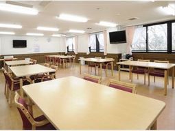 広々とした明るい食堂