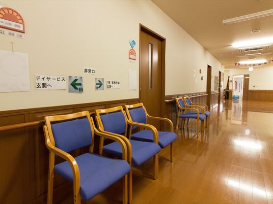 清潔感のある廊下と椅子