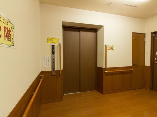 清潔な廊下とエレベーター