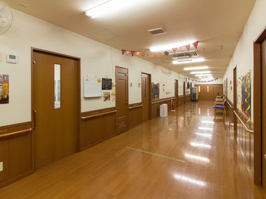 広々とした明るい廊下