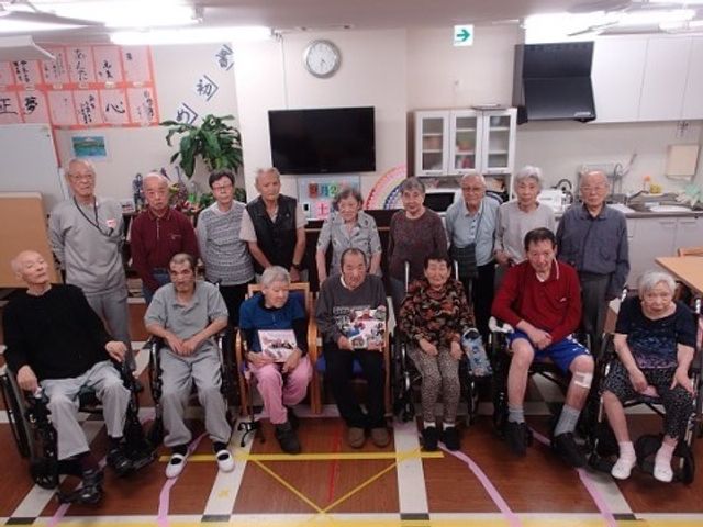 明るい活動室の集合 ご入居者様方 集い笑顔あふれる活動室です。日々のコミュニケーションが楽しめる、明るく開放的な空間となっております。