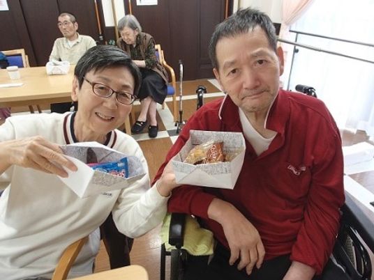 笑顔の利用者と職員