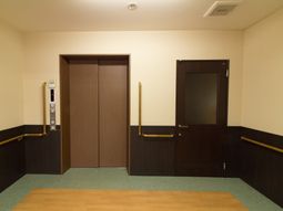 廊下のエレベーターとドア