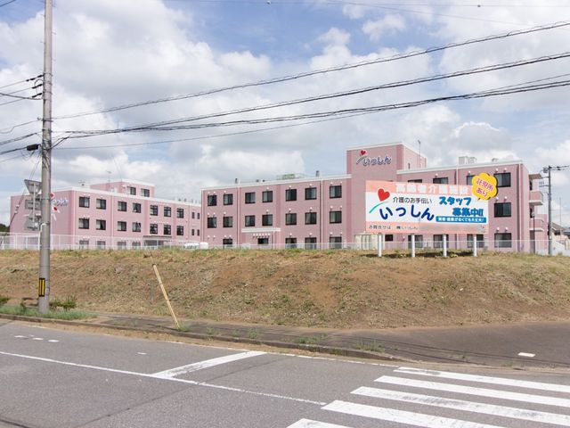 ピンクの建物の外観