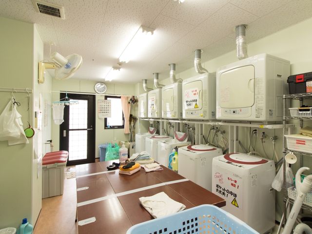 清潔な洗濯室 洗濯室 衣類のお手入れに必要な設備が整った洗濯スペースです。清掃が行き届き、快適な環境が保たれています。