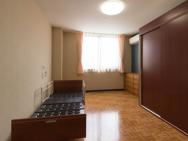 空間広い居室 居室 広々とした清潔な居室で、個々のニーズに合わせた生活が実現できます。窓から自然光が差し込み、快適な空間を提供しています。