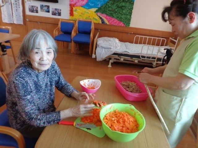 活動中の利用者と職員