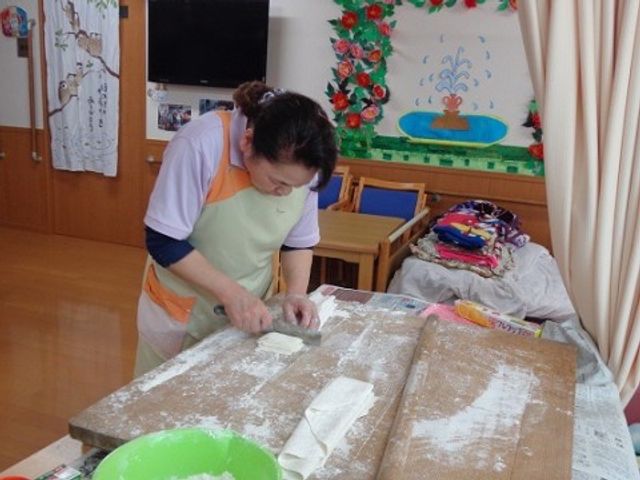 手作業をする女性
